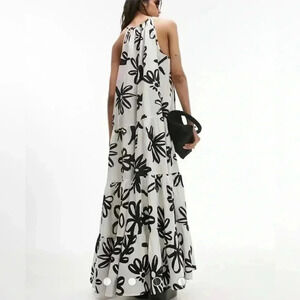 Topshop tiered poplin oversized maxi dress in large daisy - Medium